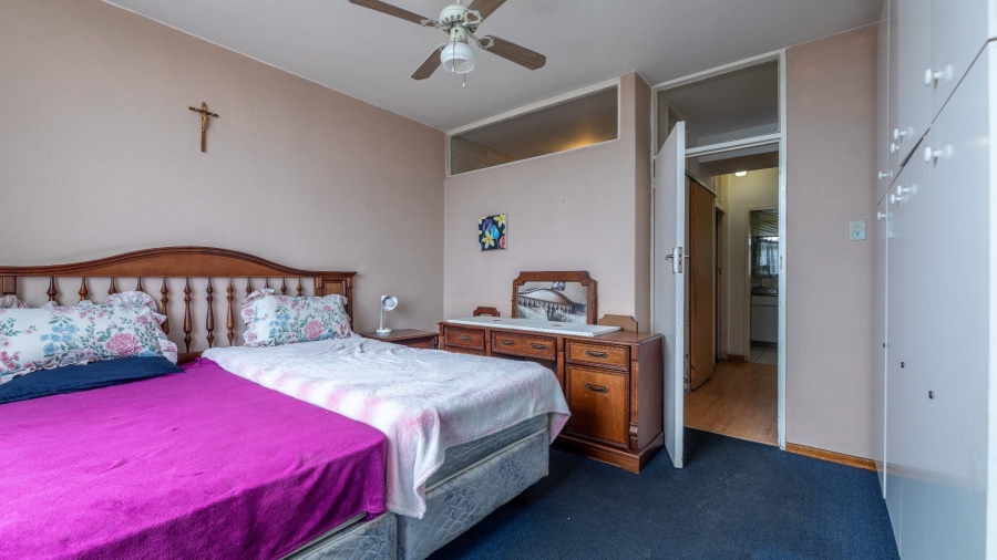 2 Bedroom Property for Sale in Goodwood Central Western Cape